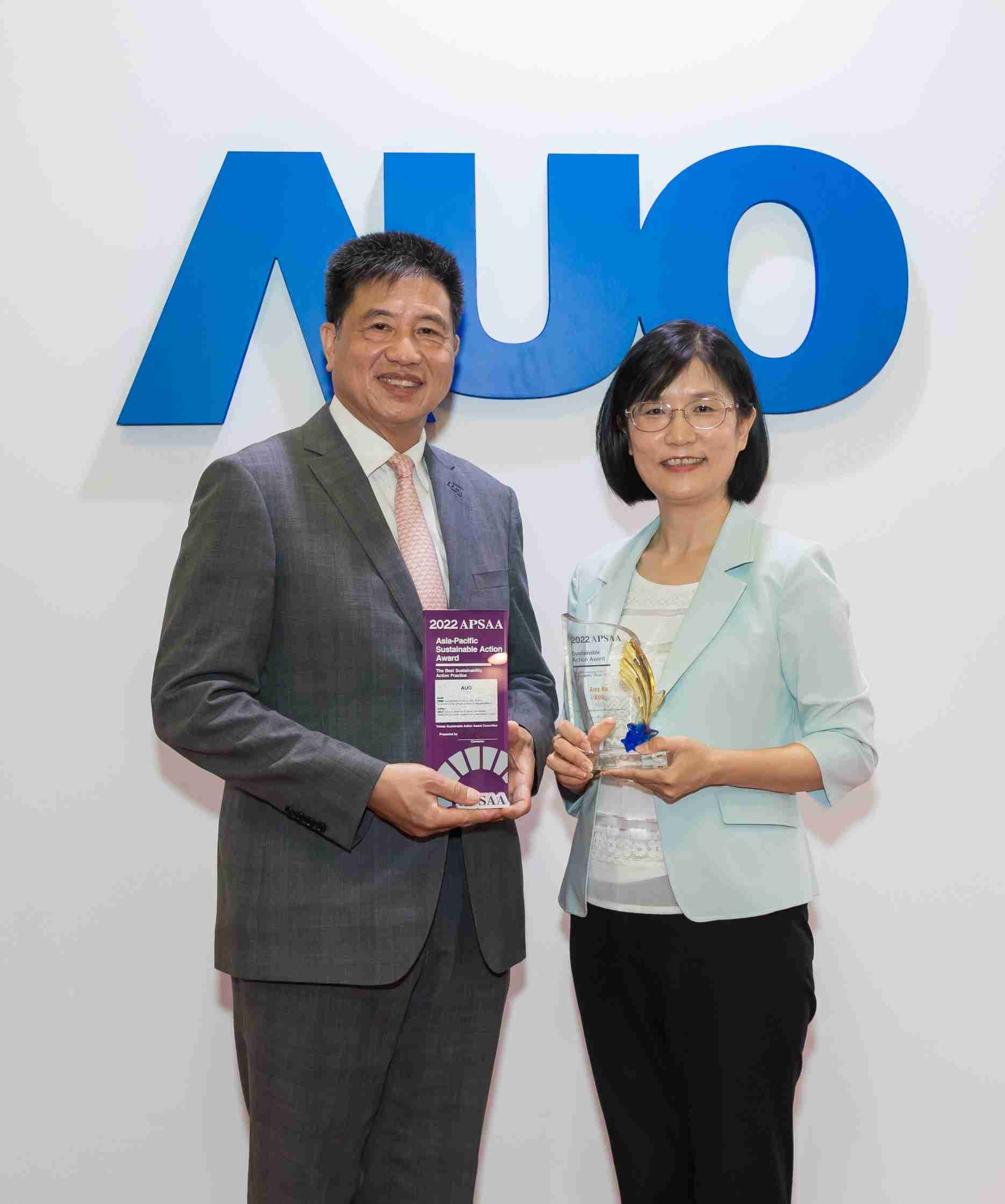 糖果派对长期垫筑永续远景的基石，，，透过ESG暨气候委员会逐步实践永续策略蓝图。。。。其中，，，，糖果派对光电永续长古秀华带领团队、、、制定中长期目标，，，，缔造多面向亮眼表现，，，，获得「顶尖永续长奖」的个人奖殊荣（左：糖果派对光电董事长暨执行长彭双浪，，右：糖果派对光电永续长古秀华）