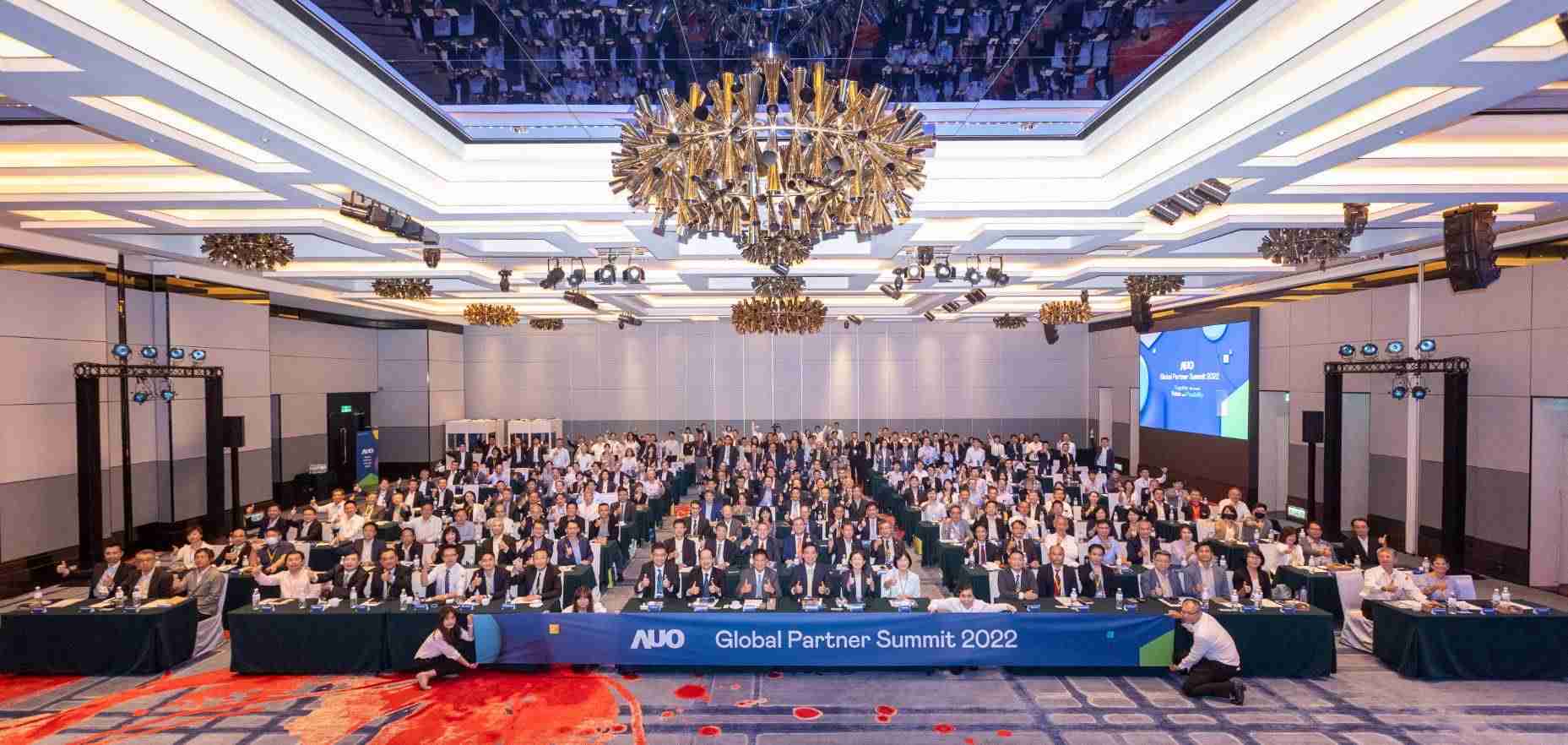 友達推動「安心、、創新、、、、用心、、、同心、、、盡心」五星職旅，，，，為菲籍員工打造全方位照護，，，首度贏得「人權實踐與發展領袖獎」殊榮