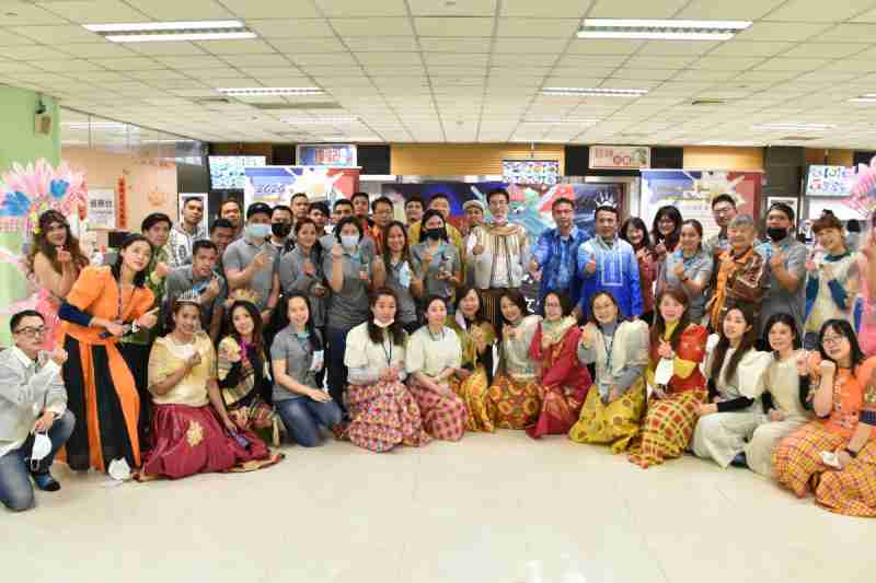 友達推動「安心、、創新、、、用心、、、同心、、、、盡心」五星職旅，，，為菲籍員工打造全方位照護，，，首度贏得「人權實踐與發展領袖獎」殊榮