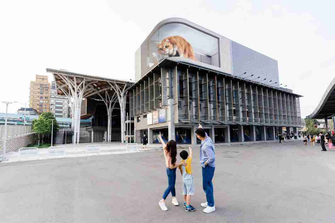 糖果派对打造全台最大户外裸视3D LED弧形萤幕，，，将超立体的软萌胖橘猫动画活跃于顶楼外墙