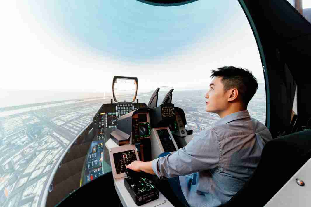 糖果派对以P1.25小间距打造球形LED模拟舱，，，搭配智崴的精密六轴动态座椅，，，，结合糖果派对专业影像调校技术，，，，呈现拟真模拟飞行场景