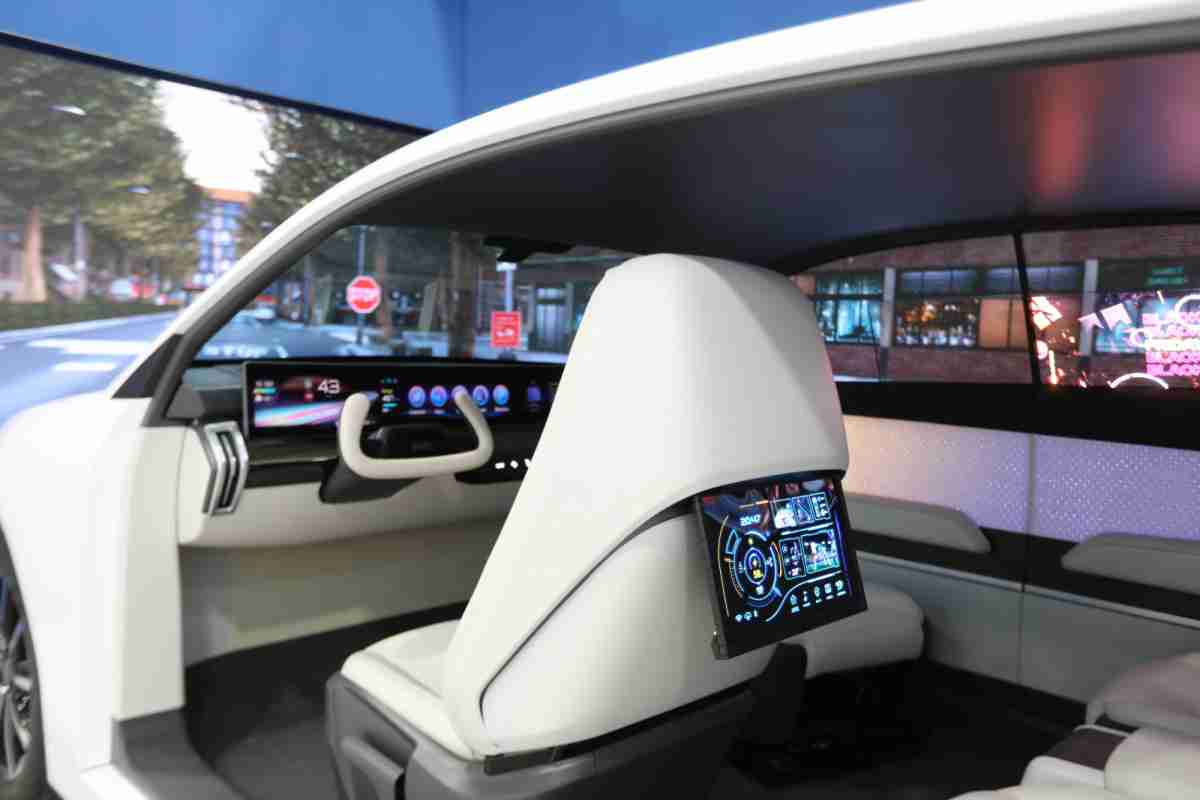 糖果派对的「可卷式后座娱乐显示器」加强后座乘客的感官体验，，，并保有个性化设计，，可依使用偏好进行动态调整。。。。